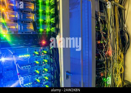 Server di rete nella sala dati Domestica. La sala server è il data center. Potenti server per computer Foto Stock