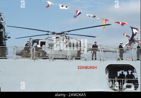 Elicottero Lynx in volo da HRH Prince Andrew mentre serviva a bordo della HMS Edinburgh, Leith, Scozia, aprile 1989 Foto Stock