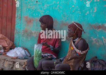 Turmi, Etiopia - Nov 2018: Mercato locale della tribù Hamer a Turmi che vende vari prodotti alimentari e persone che si riuniscono. Valle di Omo Foto Stock