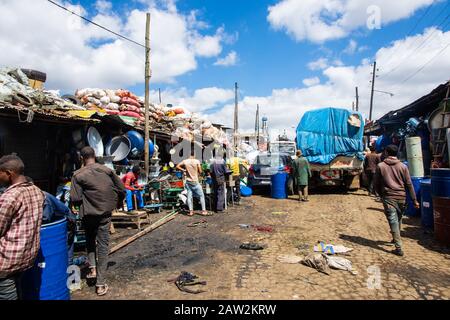 Addis Abeba, Etiopia - novembre 2018: Mercato - Grande mercato all'aperto considerato il più grande mercato in Africa per vendere e acquistare beni Foto Stock