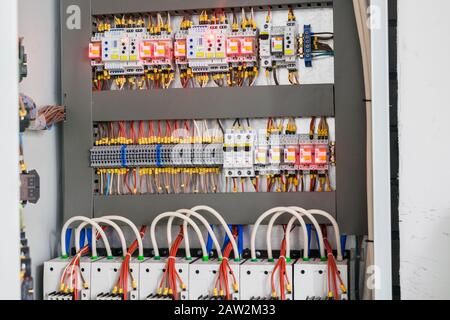 Aprire il pannello di controllo dell'alimentatore dell'edificio. Una moderna scatola elettrica contiene molti fili e dispositivi Foto Stock