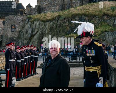 Castello di Edimburgo, Edimburgo, Scozia, Regno Unito, 06 febbraio 2020. 21 Gun saluto: Il saluto del Reggimento reale del 26 segna l’occasione dell’adesione della Regina al trono il 6 febbraio 1952. Val McDermid, scrittore scozzese del crimine ispeziona il reggimento segnando 20 anni da quando il divieto LGBT nell'esercito britannico è stato revocato con il generale Alastair Bruce Foto Stock