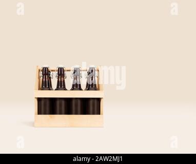 Boccale di legno di birra isolato. Confezionamento in legno grezzo. Foto Stock