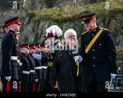 Castello di Edimburgo, Edimburgo, Scozia, Regno Unito, 06 febbraio 2020. 21 Gun saluto: Il saluto del Reggimento reale del 26 segna l’occasione dell’adesione della Regina al trono il 6 febbraio 1952. Val McDermid, scrittore scozzese del crimine ispeziona il reggimento segnando 20 anni da quando il divieto LGBT nell'esercito britannico è stato revocato Foto Stock