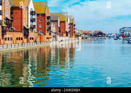 Eastbourne, EAST SUSSEX, Regno Unito - 23 MAGGIO : Vista del porto di Sovereign, case e barche a Eastbourne, nell'East Sussex, il 23 maggio 2019 Foto Stock