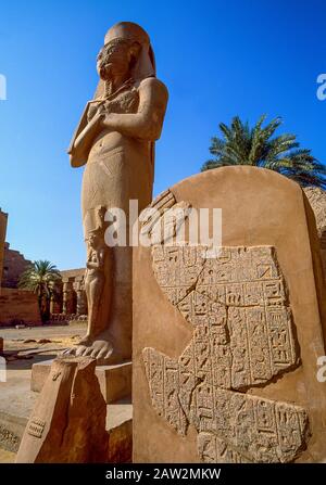 Statua di Ramesse II e la regina Nefertari, Tempio di Karnak, Luxor, Egitto Foto Stock