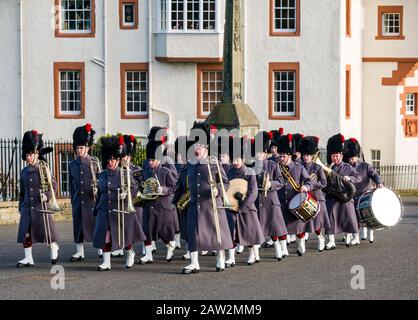 Edinburgh Castle, Edinburgh, Scotland, Regno Unito. 06th Feb, 2020. 21 Gun Salute: Il saluto del 26 Reggimento Royal artiglieria segna l'occasione dell'adesione della Regina al trono il 6th febbraio 1952, 68 anni fa. Il Black Watch reggimento marching band sulla spianata del castello Foto Stock