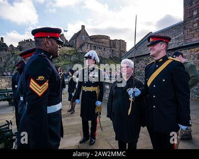 Castello di Edimburgo, Edimburgo, Scozia, Regno Unito, 06 febbraio 2020. 21 Gun saluto: Il saluto del Reggimento reale del 26 segna l’occasione dell’adesione della Regina al trono il 6 febbraio 1952. Val McDermid, scrittore scozzese del crimine ispeziona il reggimento segnando 20 anni da quando il divieto LGBT nell'esercito britannico è stato revocato con il generale Alastair Bruce Foto Stock