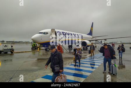 27 gennaio 2020, Porto, Portogallo: I passeggeri lasciano l'aereo Ryan Air arrivando da Francoforte in una giornata di pioggia. (Credit Image: © immagini di Igor Golovniov/SOPA via ZUMA Wire) Foto Stock