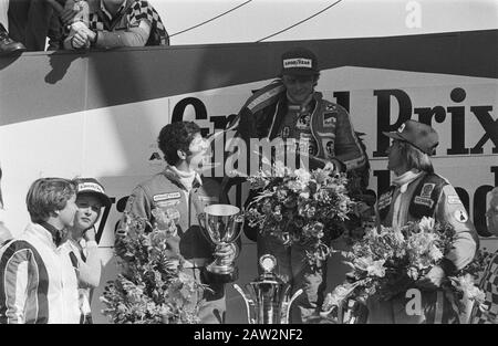 Gran Premio d'Olanda Zandvoort; Niki Lauda in omaggio a Jacques Laffite (2e) e J. Scheckter (3e) .; Foto Stock