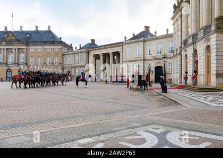 Cavallo e Carrozza al Cambio della Guardia, Amalienborg Palace, Copenhagen, Danimarca Foto Stock