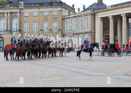 Cavallo e Carrozza al Cambio della Guardia, Amalienborg Palace, Copenhagen, Danimarca Foto Stock