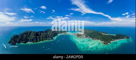 Blu acqua limpida con barche. Verde isola tropicale Phi Phi, palme crescono. Tiro da un drone dall'aria. Bella stagione. Turchese o Foto Stock