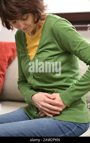 Donna Stomaco Anteriore Segno Doloroso Di Dolore Ovariano Foto Stock