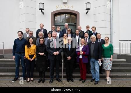 06 Febbraio 2020, Bassa Sassonia, Göttingen: Laurence Cummings (M.r.), Direttore artistico del Göttingen International Handel Festival, e Björn Thümler (CDU), Ministro della Scienza e della Cultura della bassa Sassonia, si riuniscono con sponsor e staff per una foto di gruppo in una conferenza stampa tenutasi 100 anni del Göttingen International Handel Festival. Il Festival Handel si svolge dal 20.05.2020 al 01.06.2020. Foto: Swen Pförtner/Dpa Foto Stock