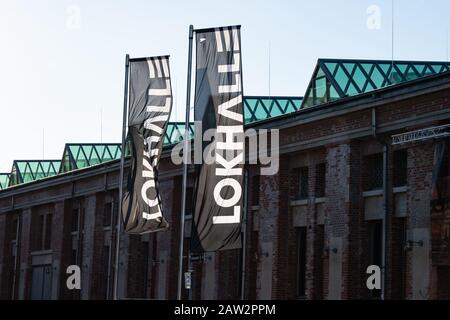 05 febbraio 2020, Bassa Sassonia, Göttingen: Le bandiere con l'iscrizione 'Lokhalle' sono sventolate davanti al Lokhalle. Il monumento industriale è uno dei luoghi del Göttingen International Handel Festival. Il Festival Handel si svolge dal 20.05.2020 al 01.06.2020. Foto: Swen Pförtner/Dpa Foto Stock