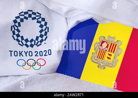 TOKYO, GIAPPONE, FEBBRAIO. 4, 2020: Bandiera nazionale di Andorra, logo ufficiale dei giochi olimpici estivi a Tokyo 2020. Sfondo bianco Foto Stock