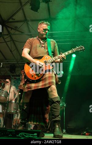 Milano, Italia - 25 aprile 2018: La band folk scozzese Saor Patrol, di Kincardine in Scozia, esibisce l'Insubria Festival di Marcallo con Casone (MI). Br Foto Stock