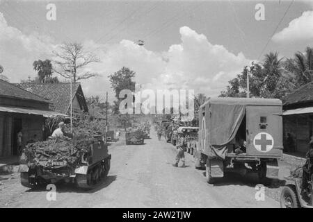 Krawang, Poerwakarta, polizia Tjikampek azione. Settore Krawang. [Una colonna di veicoli militari, compresa un'ambulanza, essere passato attraverso una colonna vettori di Bren] Data: 23 luglio 1947 Ubicazione: Indonesia, Java, Indie orientali olandesi Foto Stock