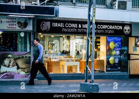 Tel Aviv Israele 05 febbraio 2020 Vista della facciata del negozio in via Dizengoff a Tel Aviv nel pomeriggio Foto Stock