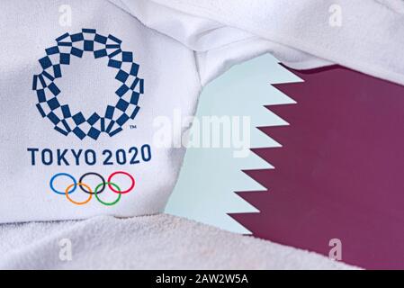 TOKYO, GIAPPONE, FEBBRAIO. 4, 2020: Bandiera nazionale del Qatar, logo ufficiale dei giochi olimpici estivi a Tokyo 2020. Sfondo bianco Foto Stock