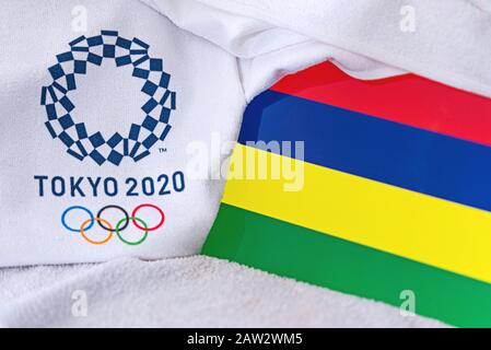 TOKYO, GIAPPONE, FEBBRAIO. 4, 2020: Bandiera nazionale di Mauritius, logo ufficiale dei giochi olimpici estivi a Tokyo 2020. Sfondo bianco Foto Stock