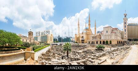 Panorama delle rovine romane di fronte Mohammad Al-Amin moschea e Saint Georges & Maronita cattedrali ortodosse nel centro cittadino di Beirut, Libano Foto Stock