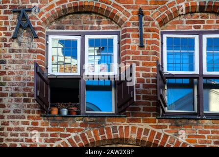 La facciata, con le persiane aperte, fa parte del centro storico della città anseatica di Lübeck. Foto Stock