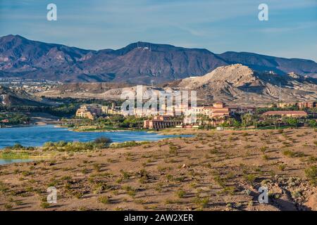 Westin Lake Las Vegas Resort over Lake Las Vegas a Henderson, vista da Northshore Road nella Lake Mead National Recreation Area, Nevada, Stati Uniti Foto Stock