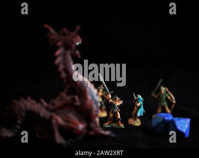 Miniature di una festa avventuroso che combatte un drago. Concetto: Giochi di ruolo. Foto Stock