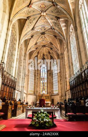 Bratislava, Slovacchia - 10 Agosto 2019. All'interno della Cattedrale di San Martino e del coro in legno nella città vecchia di Bratislava Foto Stock