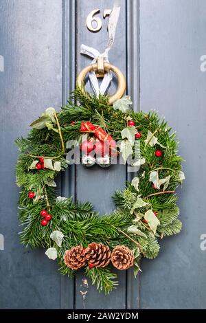 Un giuramento di Natale fatto in casa sulla porta di fronte ad una proprietà residenziale a Londra Nord, Regno Unito Foto Stock