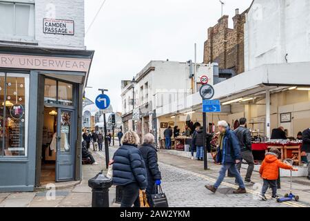 Gli amanti dello shopping curiosano tra i negozi di antiquariato e le bancarelle di Camden Passage all'Angel, Islington, Londra, Regno Unito Foto Stock