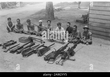 Armi catturate al bottino Praoemoelih Praoemoelih: Perché Gloembang Praoemoelih era a un partito di armi sequestrate; 9 persone sono state arrestate. Date: 26 Ottobre 1947 Location: Indonesia, Dutch East Indies, Prabumulih, Sumatra Foto Stock