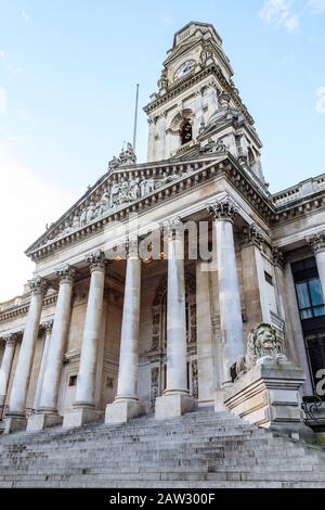 Gradini, colonne e portici del Palazzo Guildhall a Portsmouth, Regno Unito Foto Stock