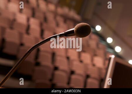 primo piano del microfono in una sala conferenze vuota Foto Stock