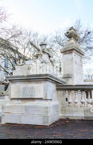 Il cenotafio di Portsmouth, un mondo di guerra una memorial nel centro della città, Portsmouth, Inghilterra, Regno Unito. Foto Stock