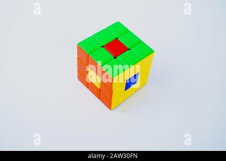 Un bel motivo realizzato con sei diversi colori del cubo rubik esposto su uno sfondo bianco isolato Foto Stock