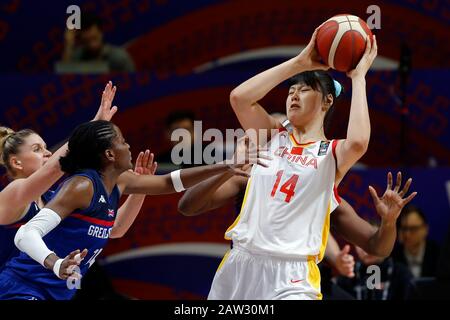 Belgrado, Serbia. 6th Feb, 2020. Li Yueru (R) della Cina rivia con il Temi Fagbenle (2nd L) della Gran Bretagna durante una partita di gruppo B tra Cina e Gran Bretagna al torneo olimpico di basket femminile di Belgrado, Serbia, il 6 febbraio 2020. Credito: Predrag Milosavljevic/Xinhua/Alamy Live News Foto Stock