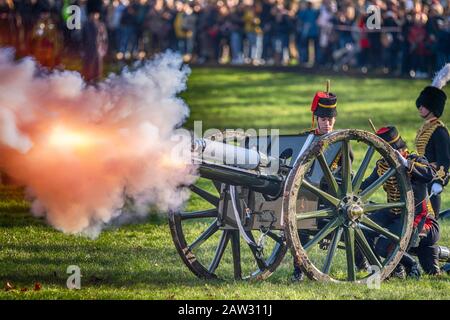 The Green Park, Londra, Regno Unito. 6th febbraio 2020. Cannoni della Truppa reale del re Cavallo artiglieria fuoco un 41 Gun Salute per celebrare l'anniversario dell'adesione di HM la Regina alle 12. Credito: Malcolm Park/Alamy. Foto Stock