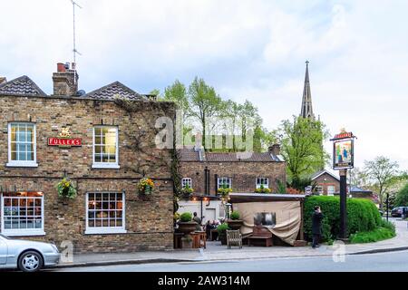 The Flask Public House a Highgate Village, Londra, Regno Unito, primavera 2011 Foto Stock