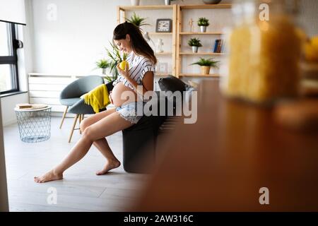 Donna incinta aspetta bambino con uno stile di vita sano Foto Stock