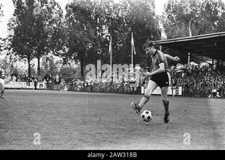 Boerhaave Torneo di Calcio per conto del Fondo Nazionale Sport disabili Premier van Agt la palla Data: 26 maggio 1979 posizione: Leiden, South Holland Parole Chiave: Primi ministri, politici, calciatore Nome : Agt, Dries van Foto Stock