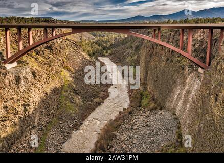 Rex T. Barber Veterans Memorial Bridge Aka Crooked River Bridge, Sopra Crooked River Gorge, Peter Skene Ogden Viewpoint, Vicino Terrebonne, Oregon, Stati Uniti Foto Stock