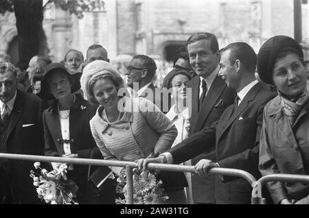 Visita Reale In Zelanda. Grand Duchess, Principessa Beatrix, Principe Claus e Duca pieno interesse ring stabbing Data: 14 settembre 1967 Ubicazione: Zelanda Parole Chiave: Duke Cashing, RING STABBING, visite, grandi duchi, principesse Nome Persona: Beatrix, Principessa, Claus, principe Foto Stock