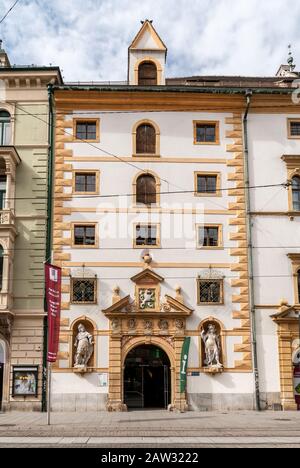 Graz, Austria - 18 agosto 2019: L'ingresso dell'Armeria della Stiria o del Landeszeughaus a Herrengasse Foto Stock