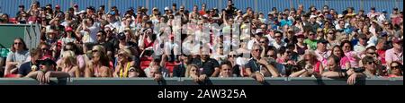 Una grande folla di spettatori in un evento sportivo all'aperto Da un massbalconcino in estate nel Regno Unito pre Covid-19 Foto Stock