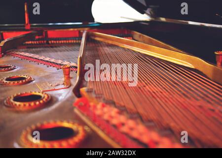 Piano primo piano. Grand piano Detail aperto all'interno di strumenti musicali primo piano Foto Stock