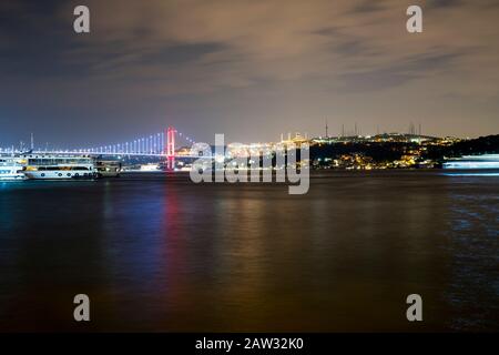 Bosporus di notte a istanbul. Ponte sul Bosforo e grande moschea di Camlica Foto Stock