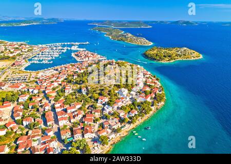 Città vecchia di Tribunj e arcipelago della Dalmazia centrale vista aerea, costa adriatica della Croazia Foto Stock